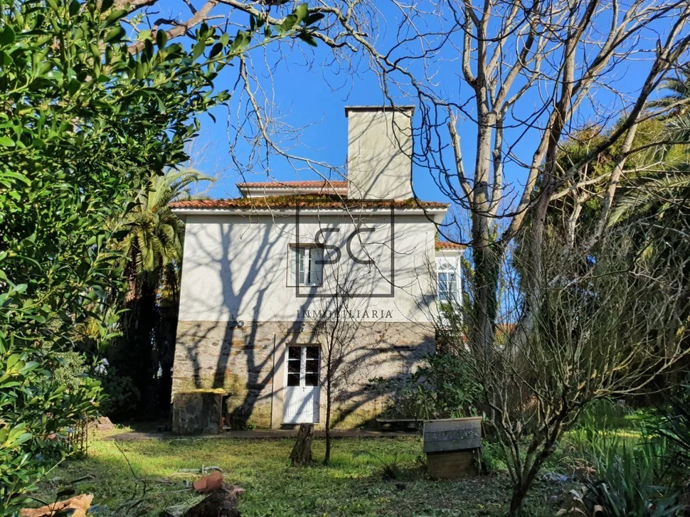 Casa con galería y finca en osedo, sada