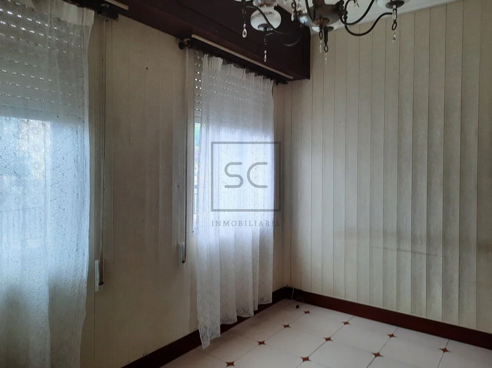 Casa con viviendas independientes, jardín y garaje en joane, ferrol