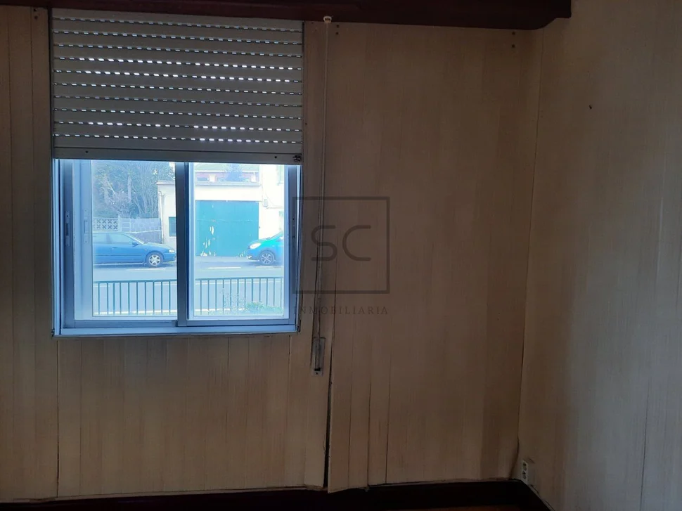 Casa con viviendas independientes, jardín y garaje en joane, ferrol