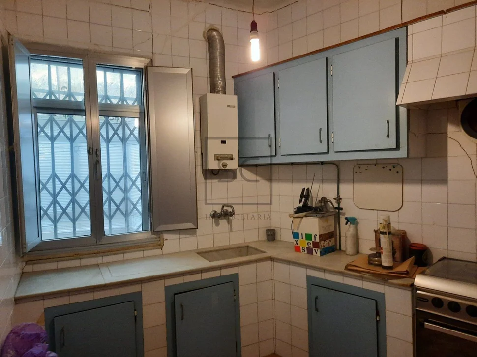 Casa con viviendas independientes, jardín y garaje en joane, ferrol