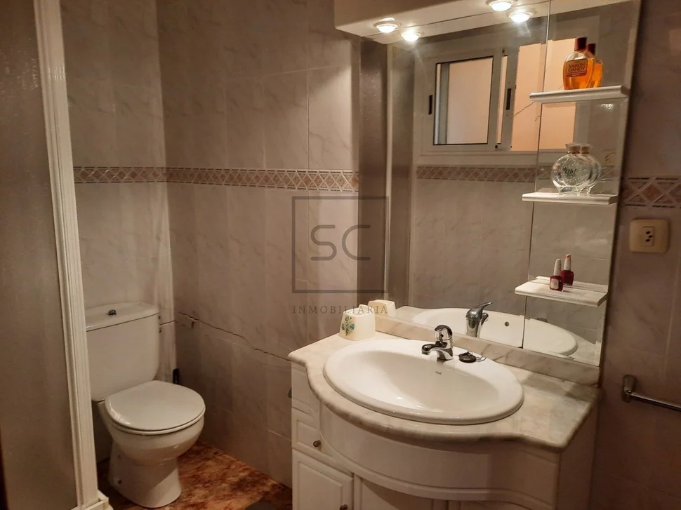 Casa con viviendas independientes, jardín y garaje en joane, ferrol