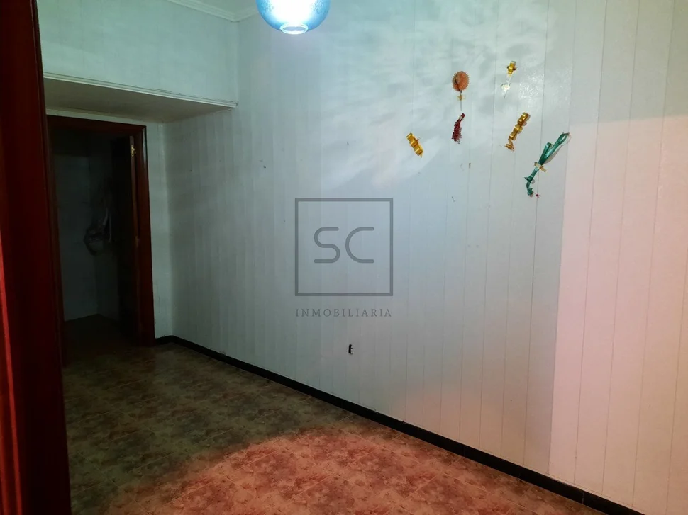 Casa con viviendas independientes, jardín y garaje en joane, ferrol