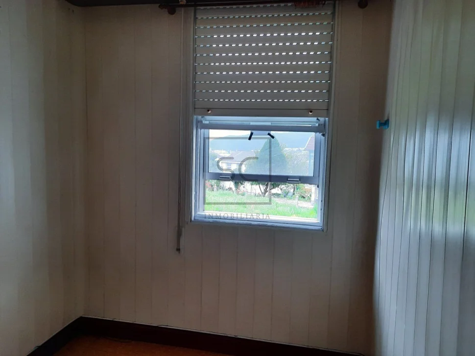 Casa con viviendas independientes, jardín y garaje en joane, ferrol