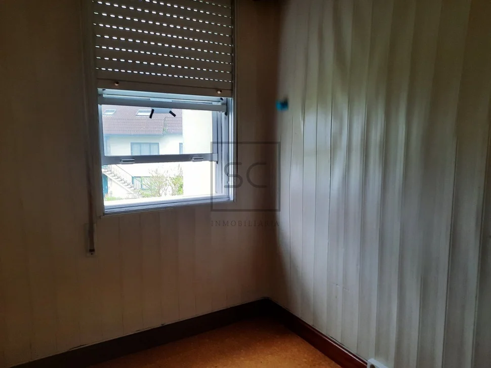 Casa con viviendas independientes, jardín y garaje en joane, ferrol