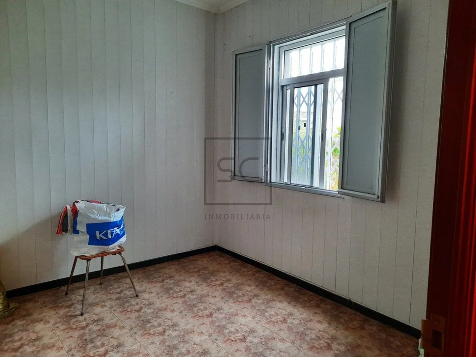 Casa con viviendas independientes, jardín y garaje en joane, ferrol