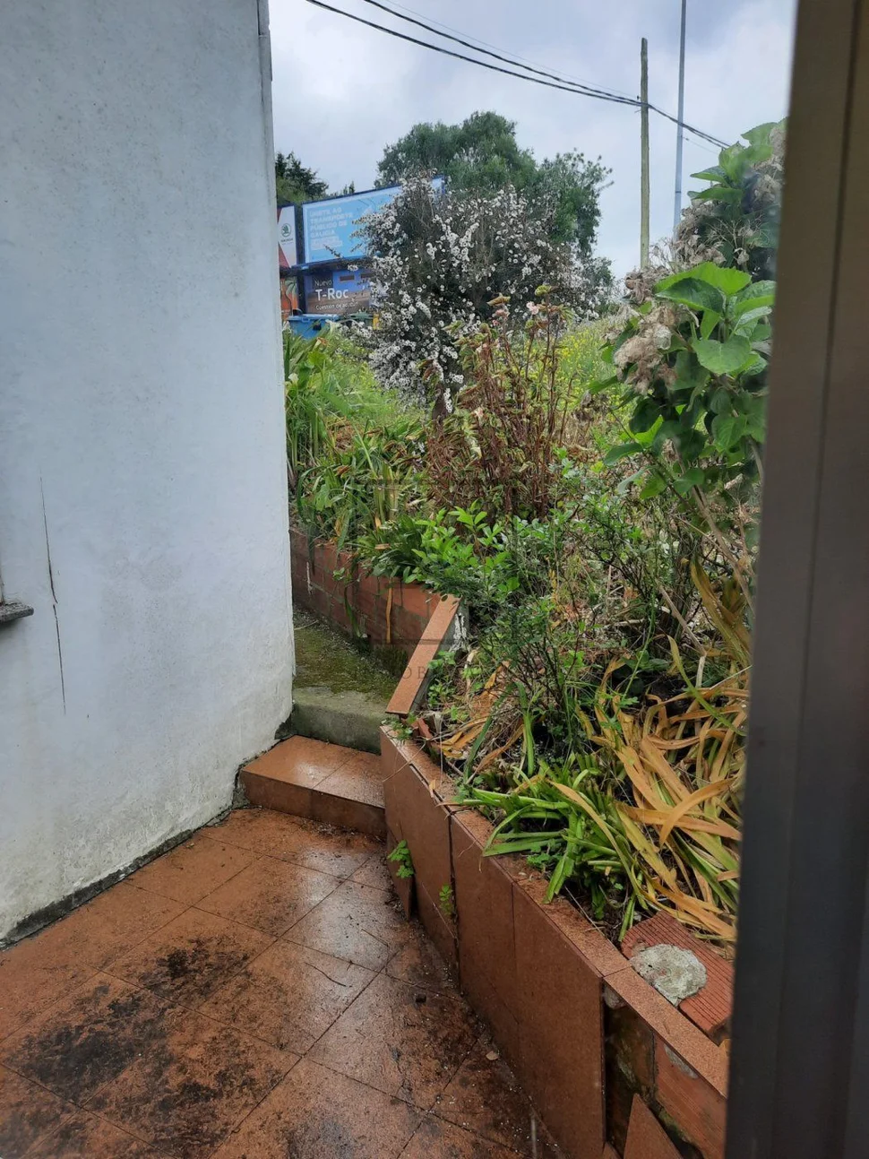 Casa con viviendas independientes, jardín y garaje en joane, ferrol