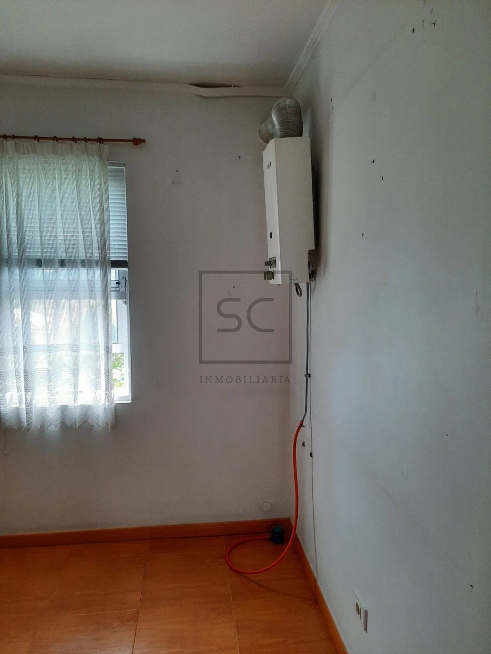 Casa con viviendas independientes, jardín y garaje en joane, ferrol