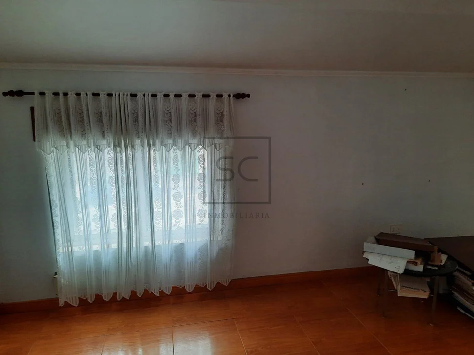 Casa con viviendas independientes, jardín y garaje en joane, ferrol