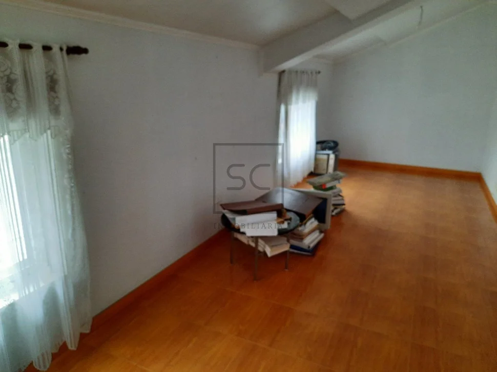 Casa con viviendas independientes, jardín y garaje en joane, ferrol