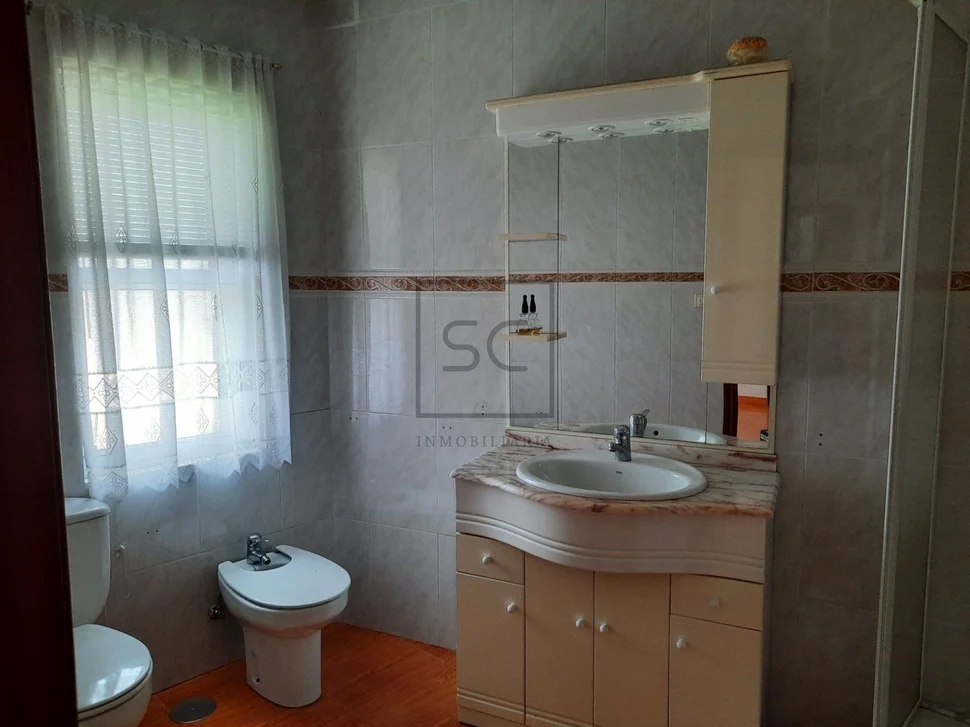 Casa con viviendas independientes, jardín y garaje en joane, ferrol