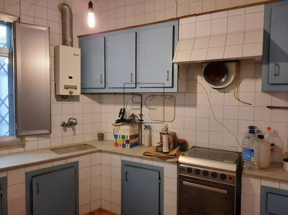 Casa con viviendas independientes, jardín y garaje en joane, ferrol