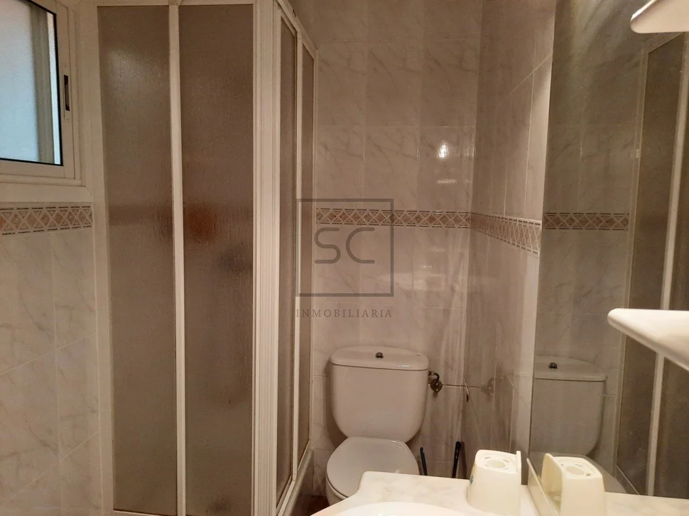 Casa con viviendas independientes, jardín y garaje en joane, ferrol