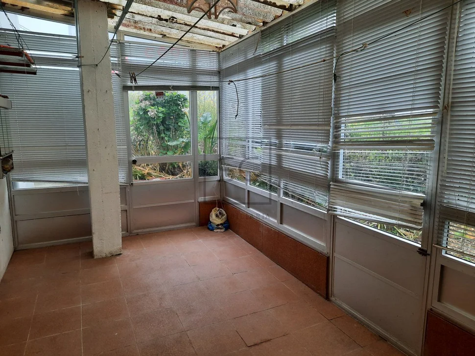 Casa con viviendas independientes, jardín y garaje en joane, ferrol