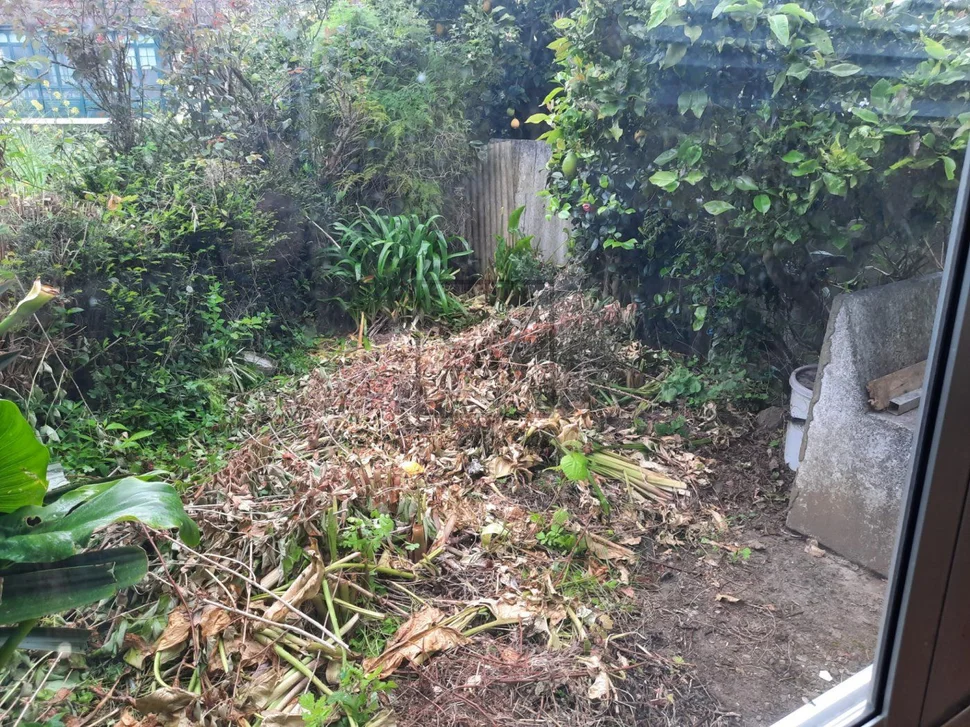 Casa con viviendas independientes, jardín y garaje en joane, ferrol