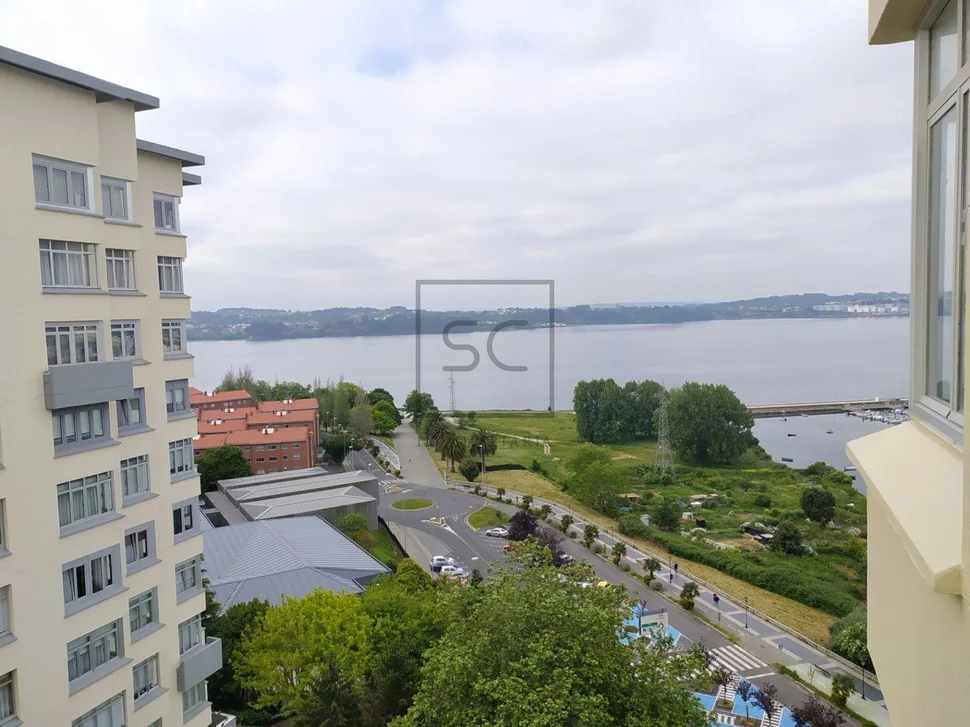 Amplio piso con vistas al mar para reformar en caranza, ferrol