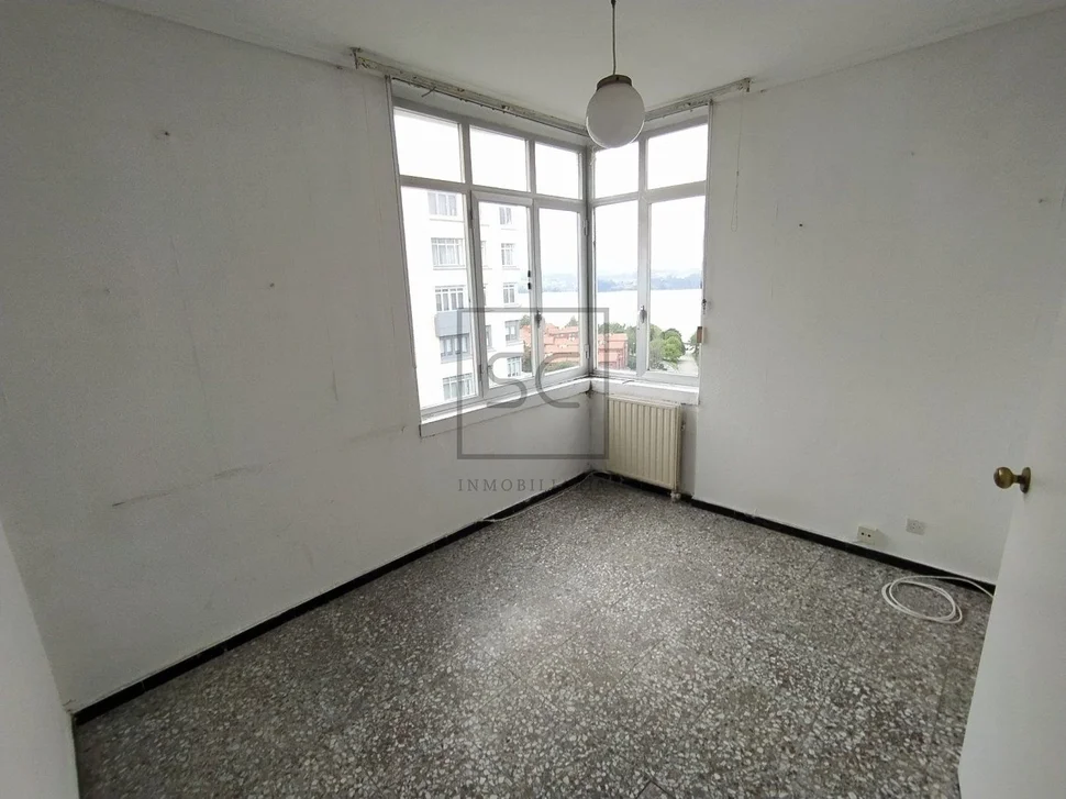 Amplio piso con vistas al mar para reformar en caranza, ferrol