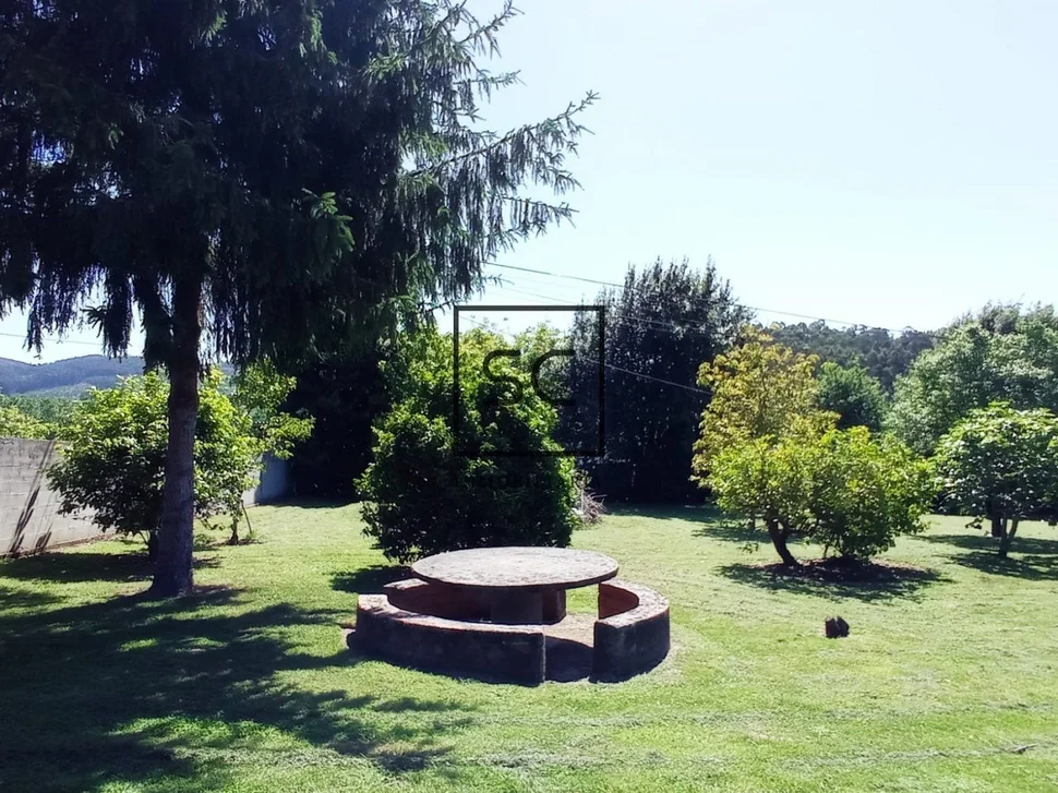 Casa para reformar con amplia finca en prado, narón