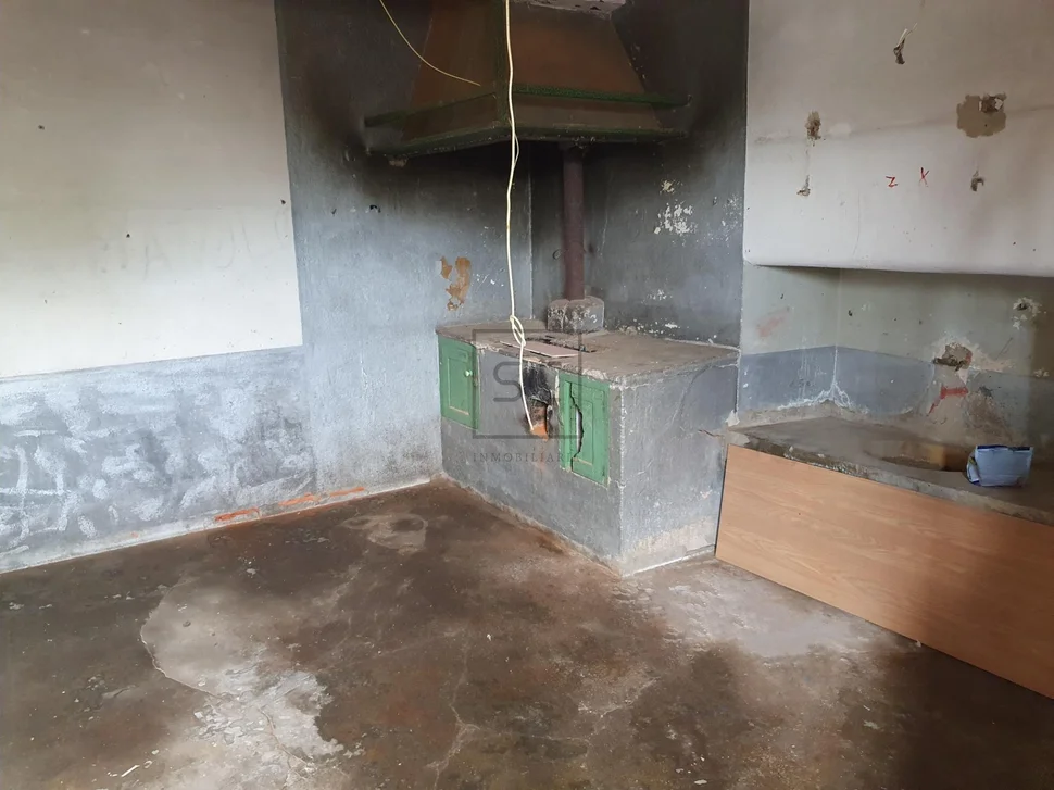 Casa para reformar con amplia finca en prado, narón