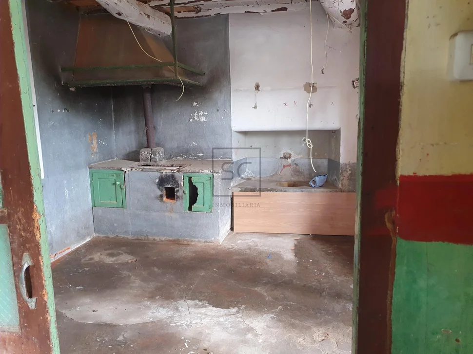 Casa para reformar con amplia finca en prado, narón