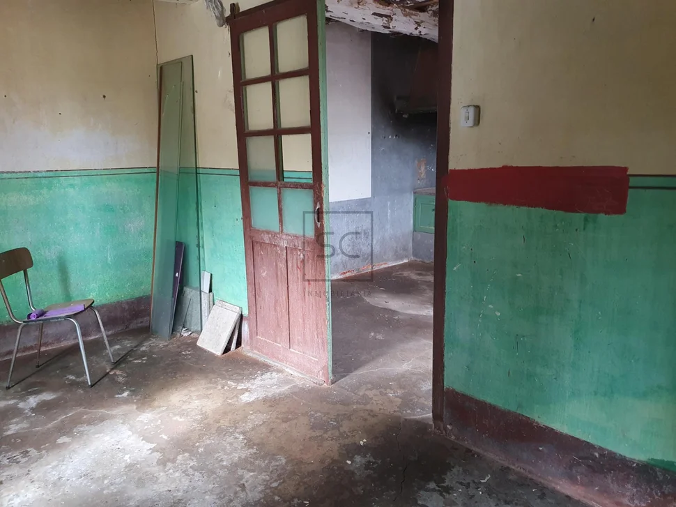 Casa para reformar con amplia finca en prado, narón