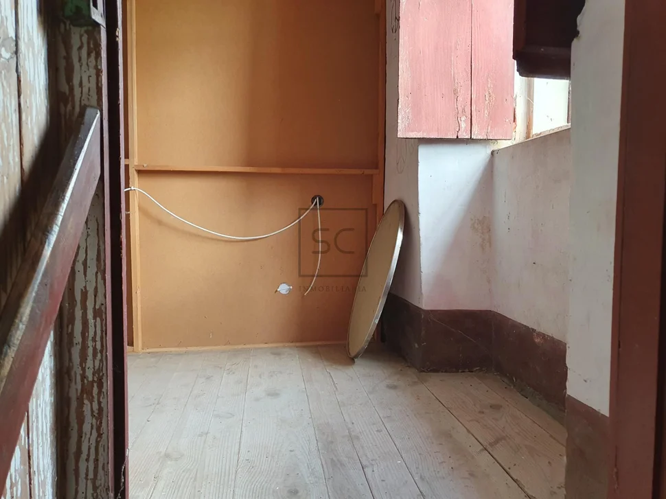 Casa para reformar con amplia finca en prado, narón