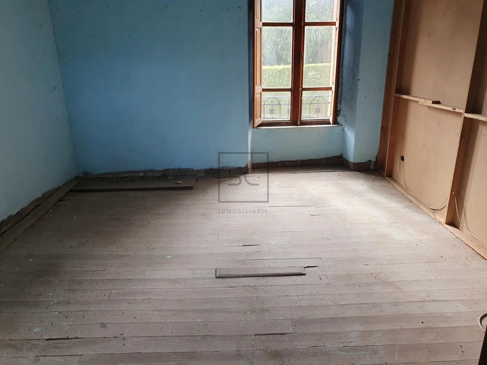 Casa para reformar con amplia finca en prado, narón