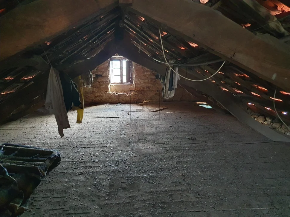 Casa para reformar con amplia finca en prado, narón