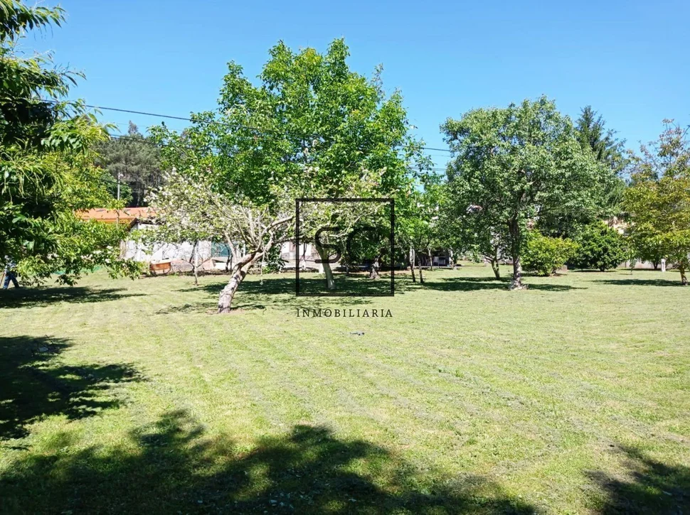 Casa para reformar con amplia finca en prado, narón