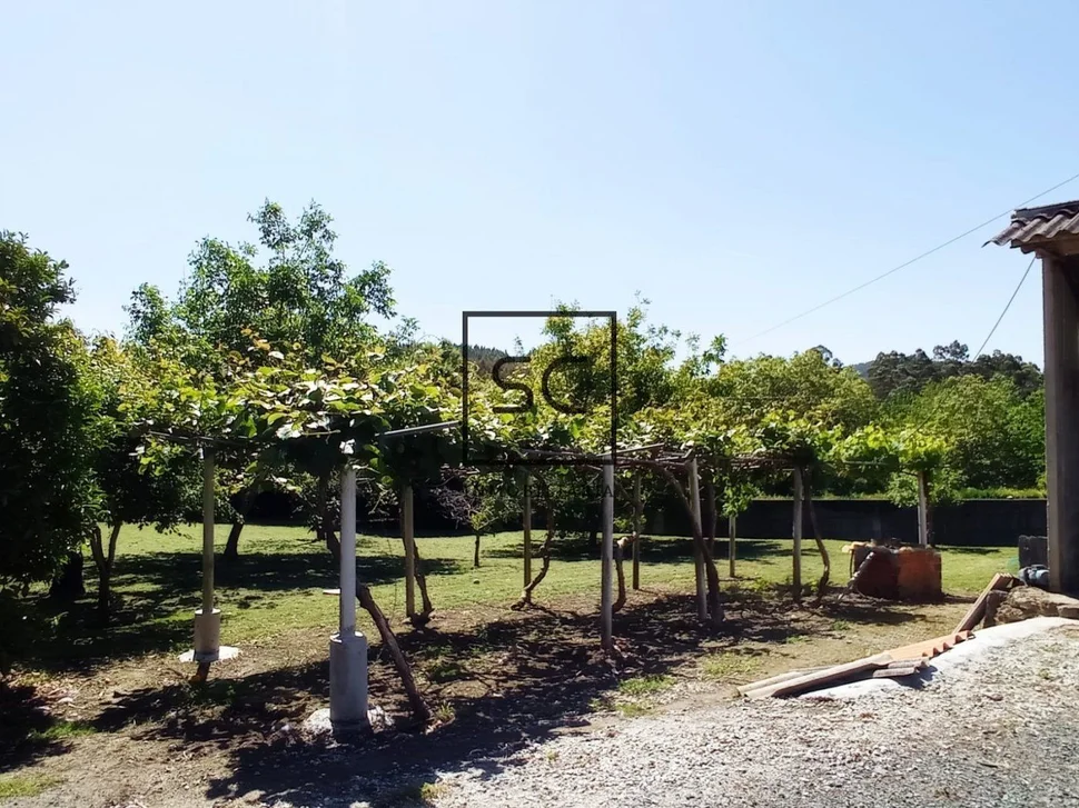 Casa para reformar con amplia finca en prado, narón