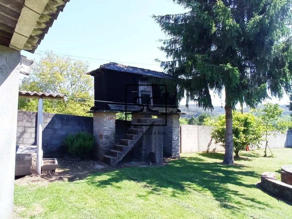 Casa para reformar con amplia finca en prado, narón