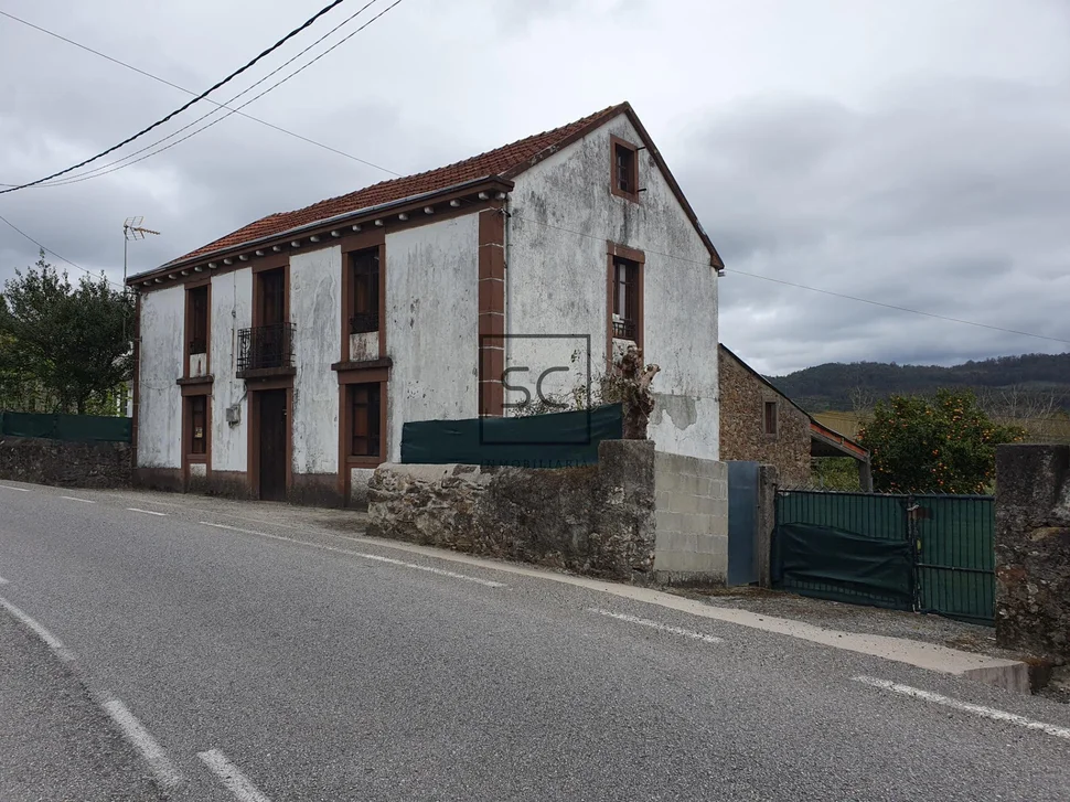 Casa para reformar con amplia finca en prado, narón
