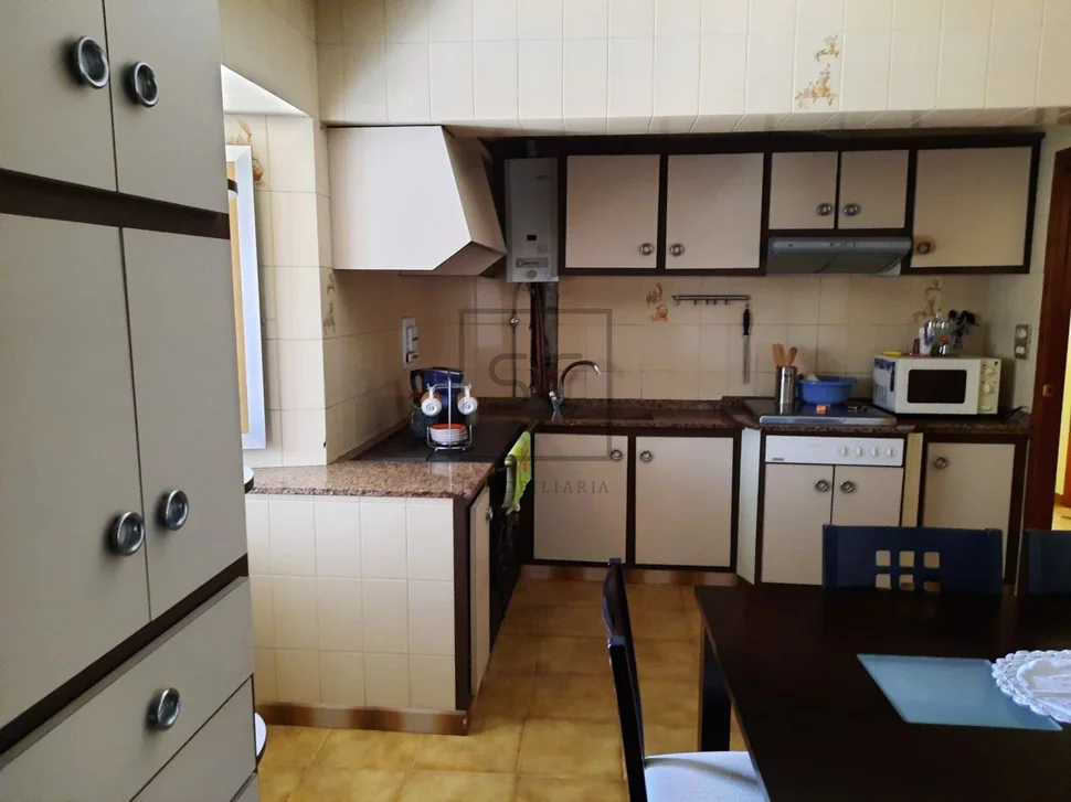 Horno panificador en funcionamiento con dos viviendas independientes en valdoviño, valdoviño