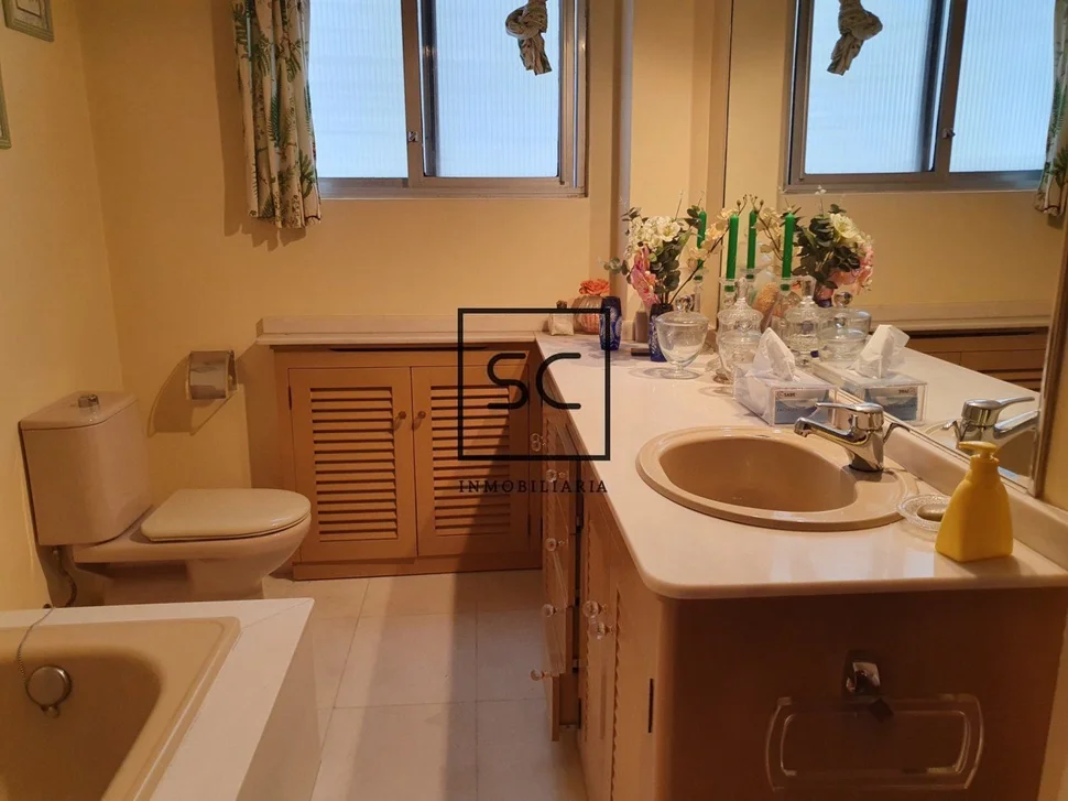 Piso con ascensor y garaje en ensache, a coruña