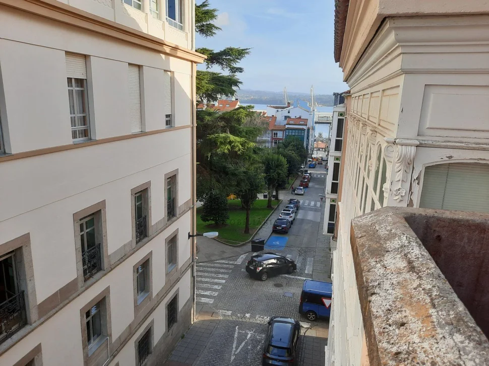 Edificio de bajo y tres plantas en el centro, ferrol