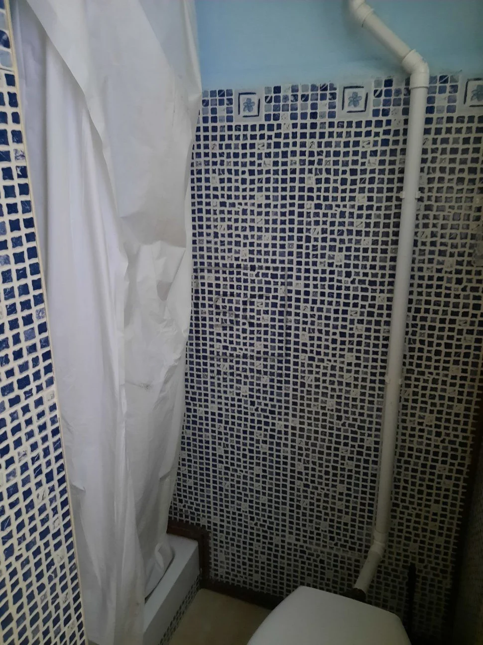 Edificio de bajo y tres plantas en el centro, ferrol