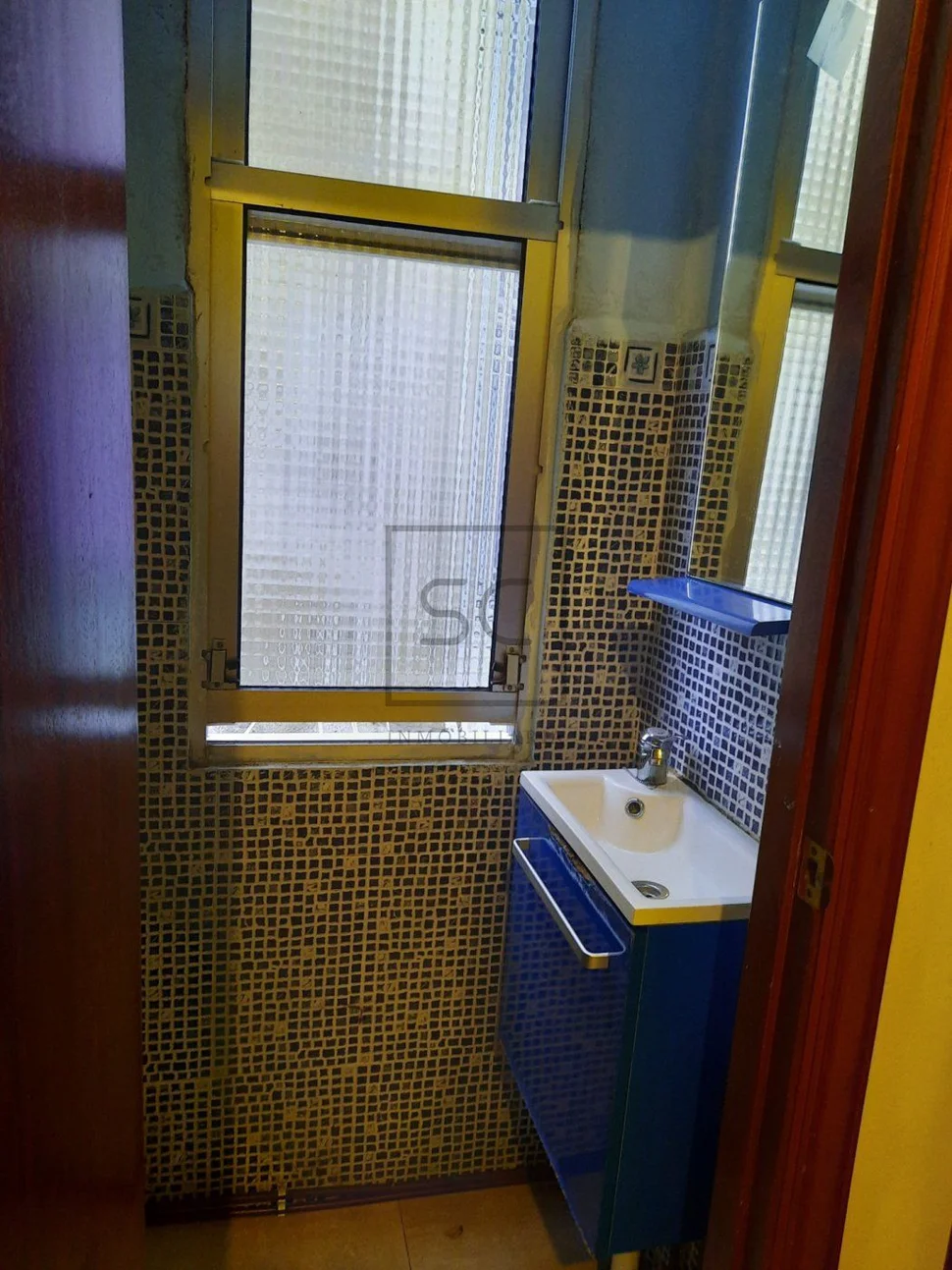 Edificio de bajo y tres plantas en el centro, ferrol