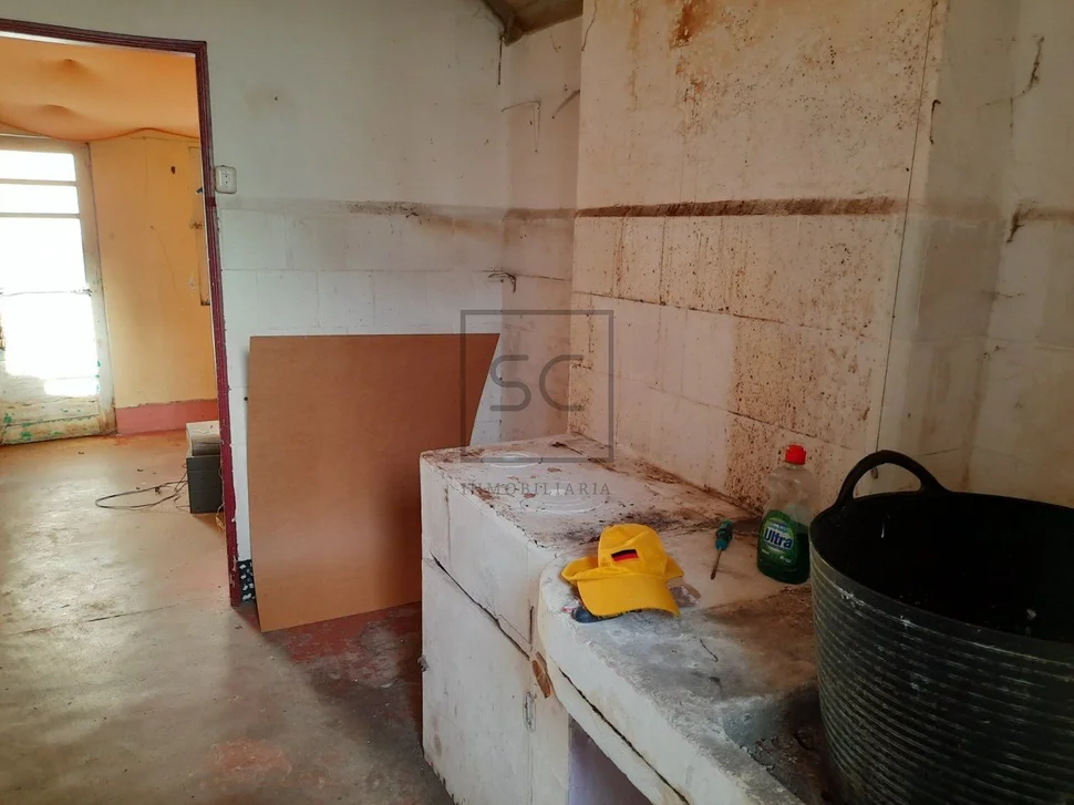 Edificio de bajo y tres plantas en el centro, ferrol