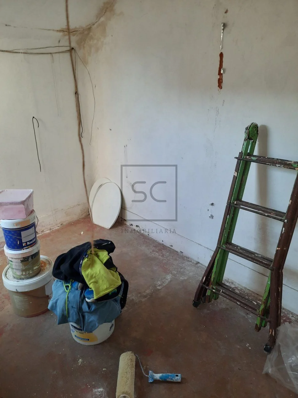 Edificio de bajo y tres plantas en el centro, ferrol