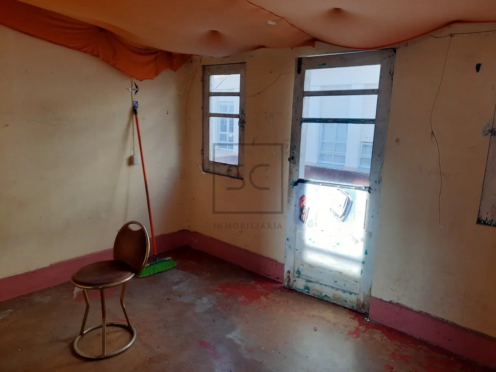 Edificio de bajo y tres plantas en el centro, ferrol