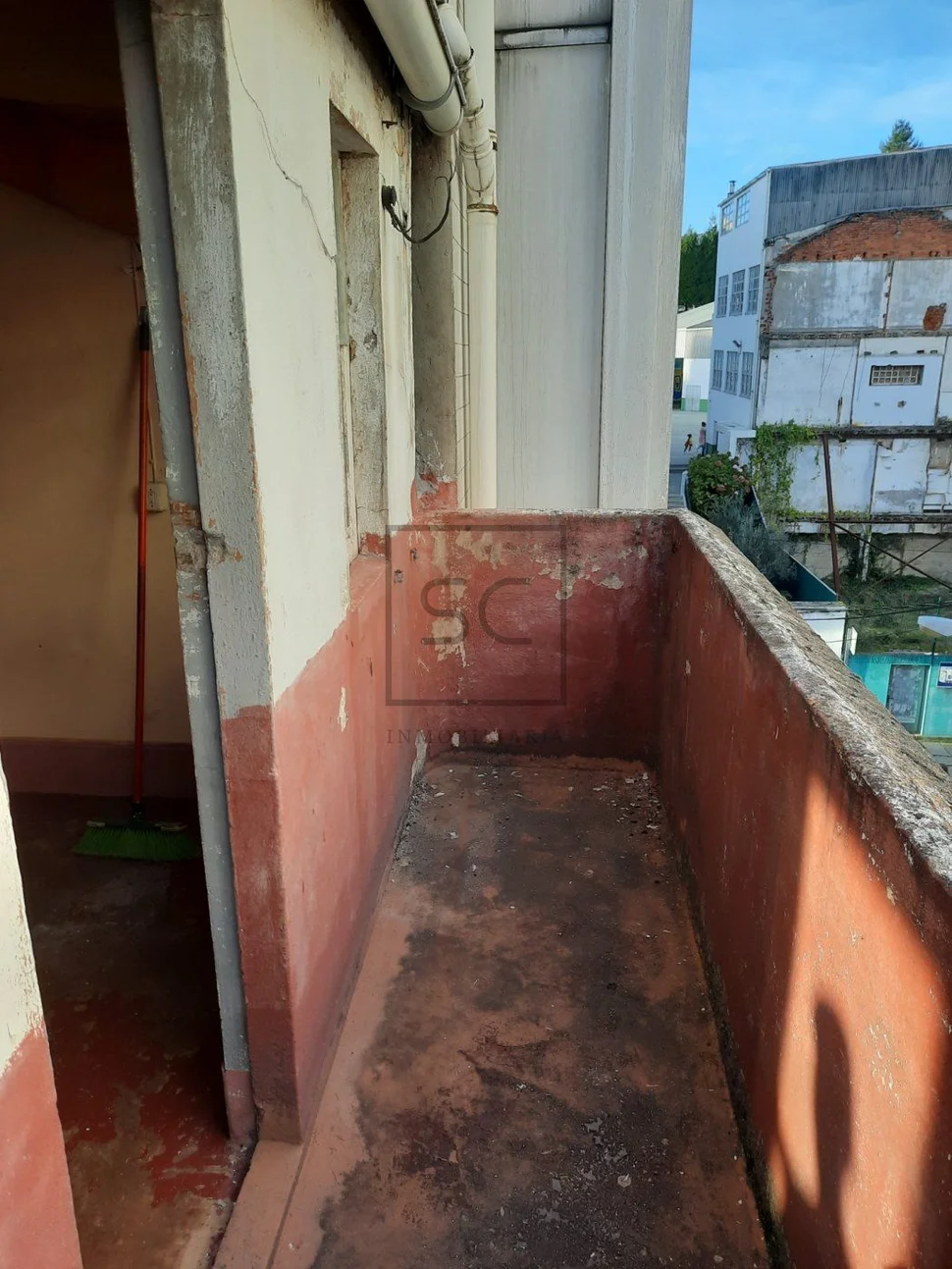 Edificio de bajo y tres plantas en el centro, ferrol