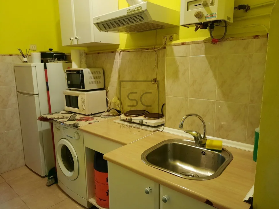 Edificio de bajo y tres plantas en el centro, ferrol