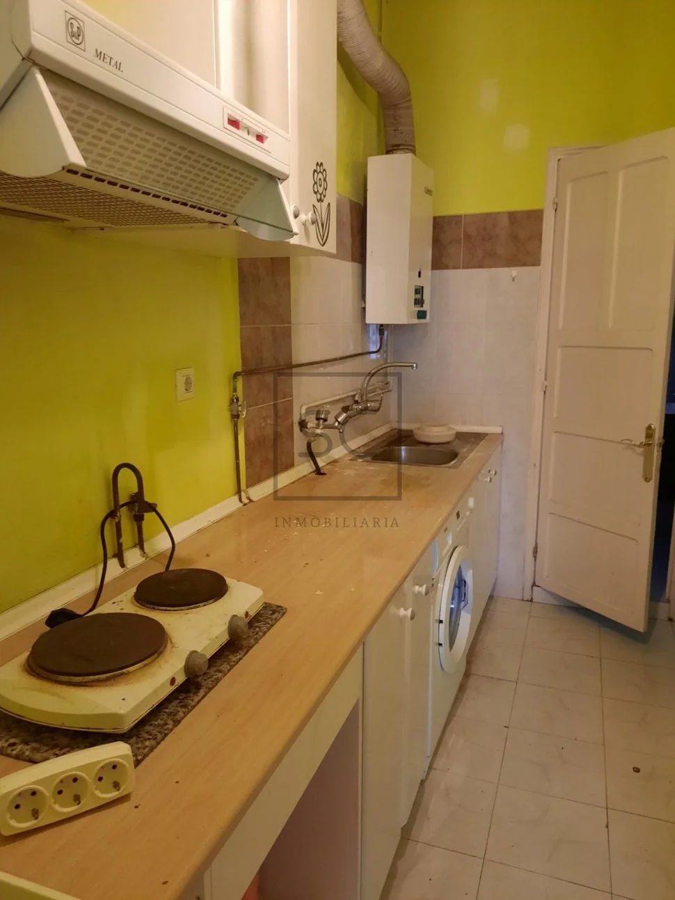 Edificio de bajo y tres plantas en el centro, ferrol