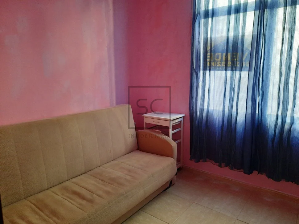 Edificio de bajo y tres plantas en el centro, ferrol