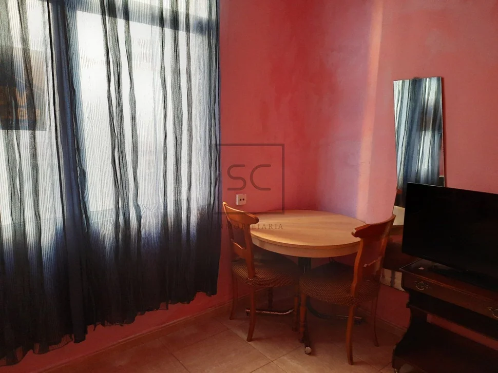 Edificio de bajo y tres plantas en el centro, ferrol