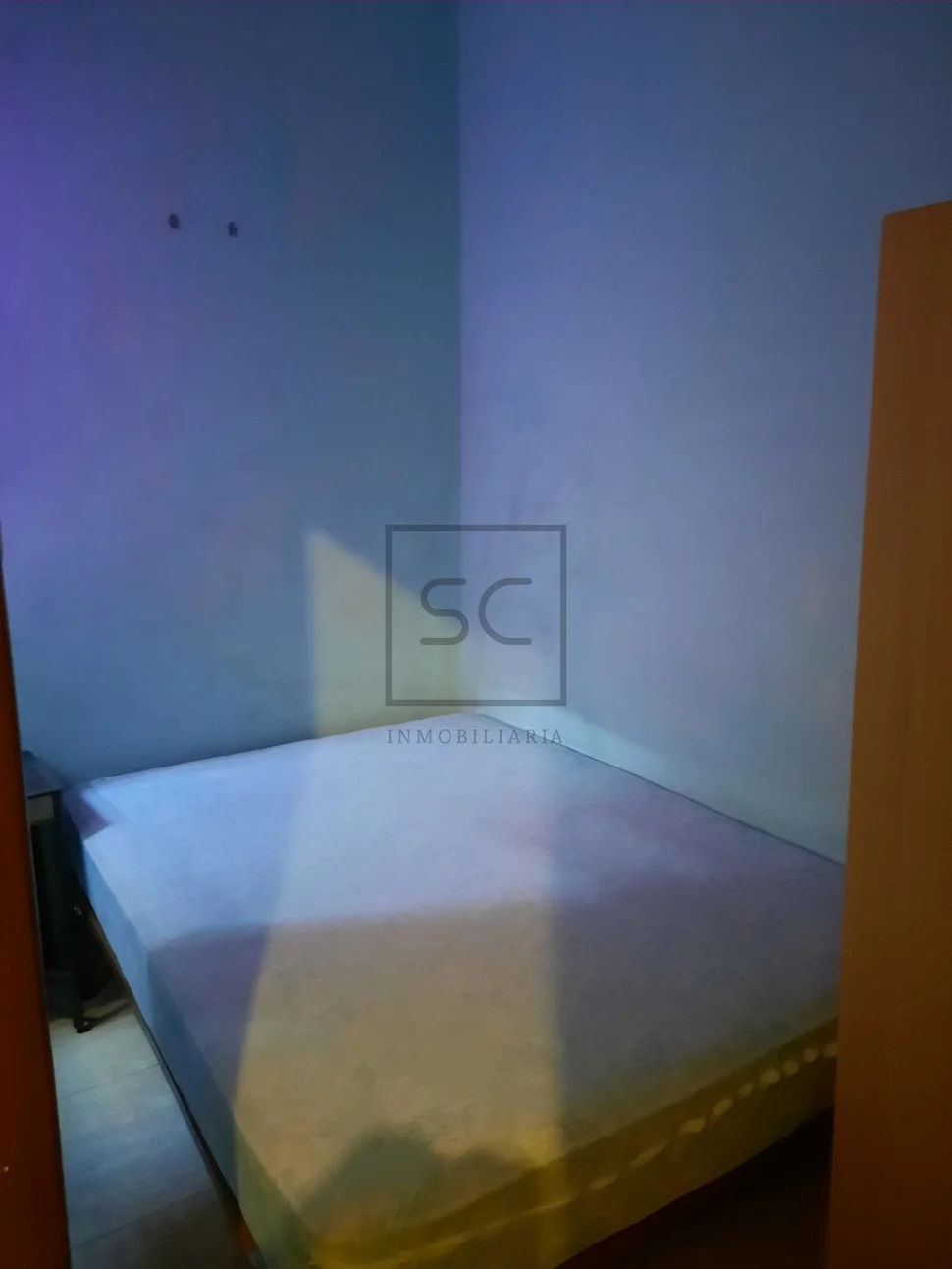 Edificio de bajo y tres plantas en el centro, ferrol