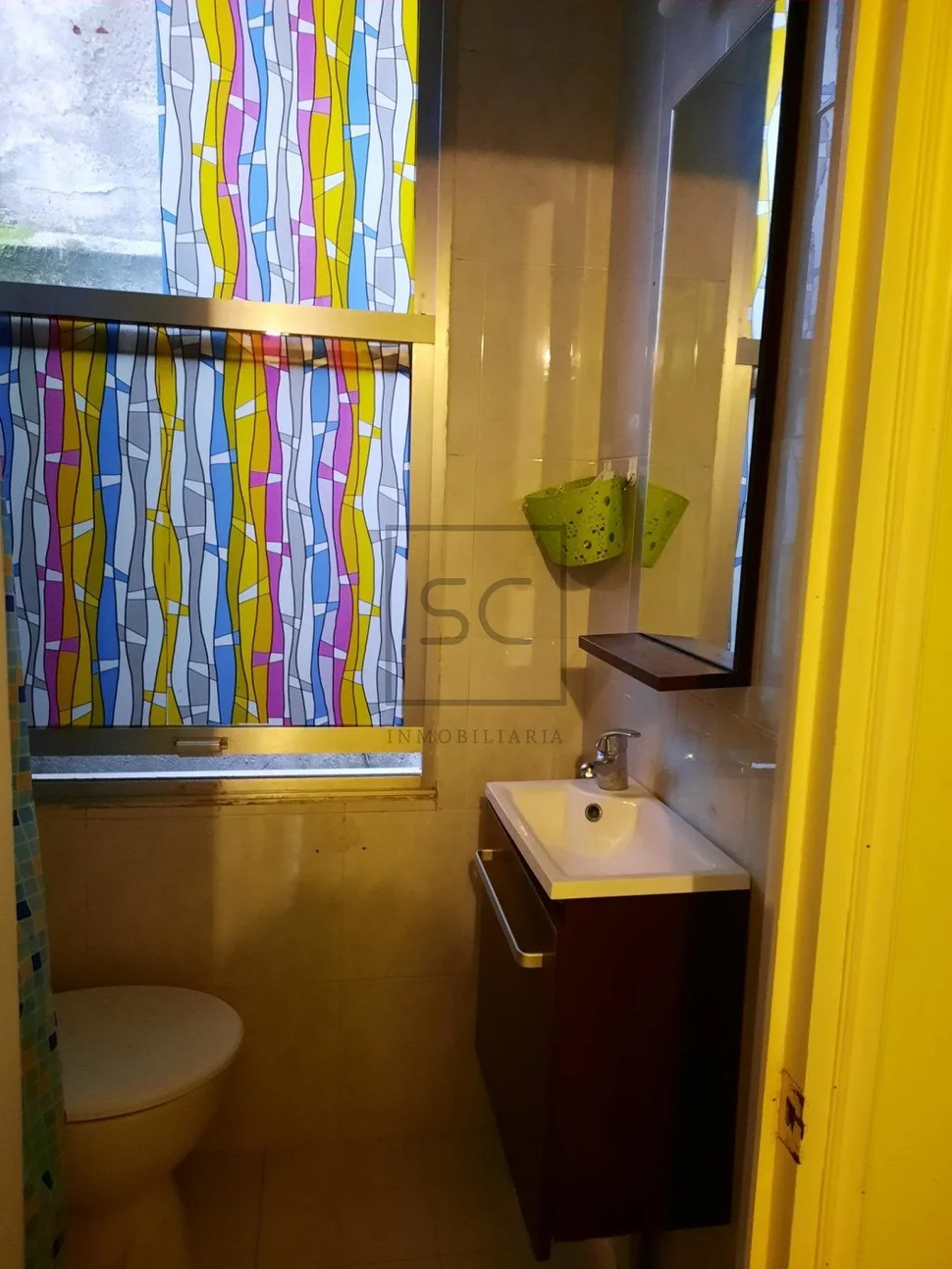 Edificio de bajo y tres plantas en el centro, ferrol