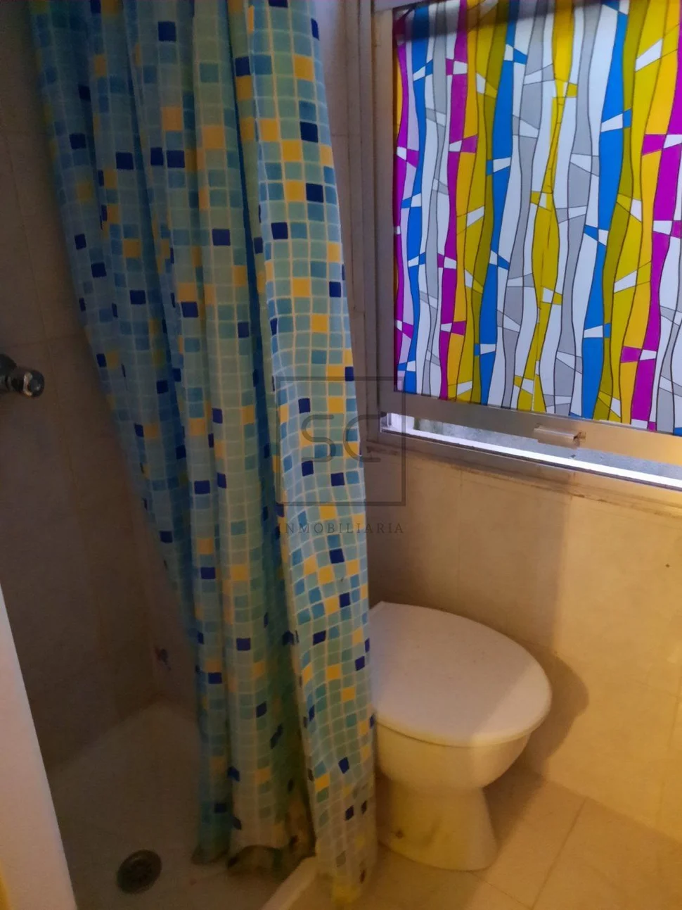 Edificio de bajo y tres plantas en el centro, ferrol