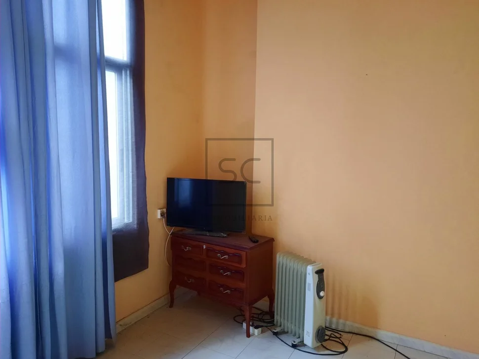 Edificio de bajo y tres plantas en el centro, ferrol