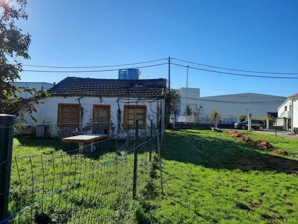 Pequeña casa para reforma con soleada finca en freixo, narón