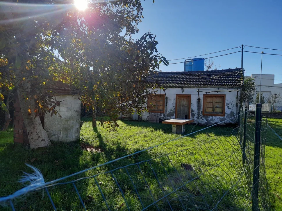 Pequeña casa para reforma con soleada finca en freixo, narón